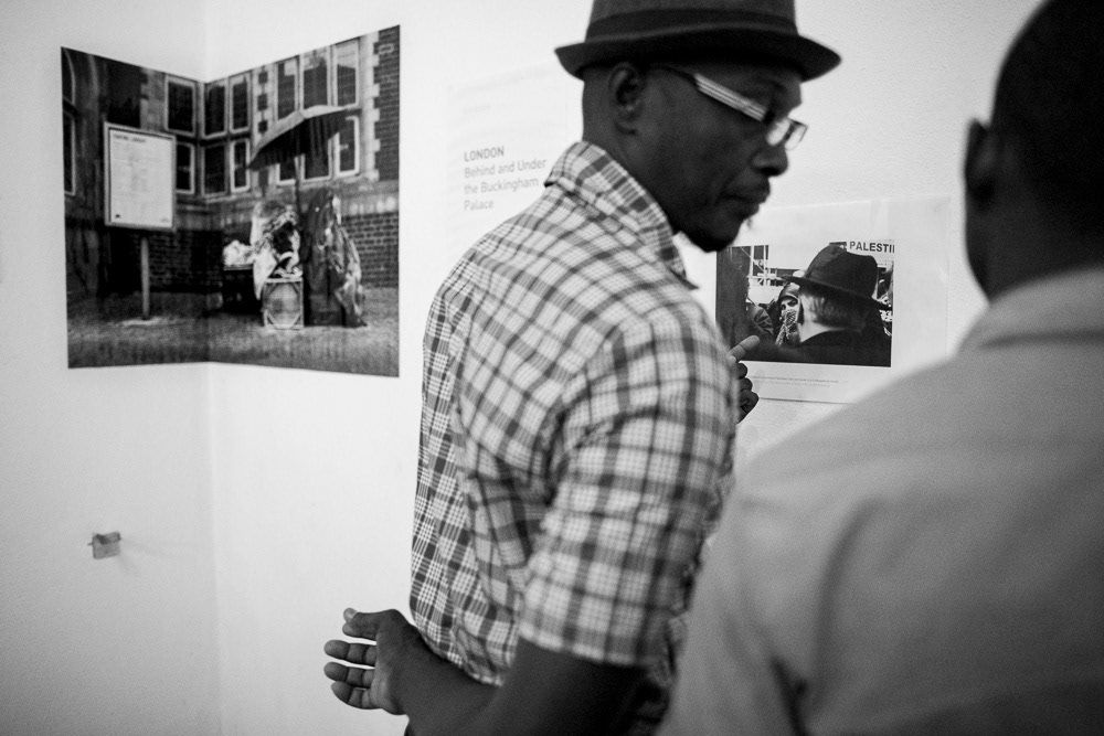 Image of gallery attendants at "Londres. Detrás y debajo del Palacio de Buckingam" exhibition space. Arte Soy Gallery in Santiago de Cuba, Cuba.. This is an image related to a project inside Pedro Rodrigues (Treze413) graphic design portfolio.